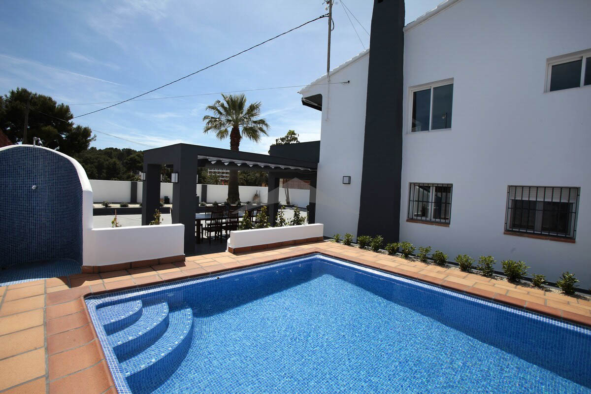 Semi-detached renovated house only 300 metres from the beach.